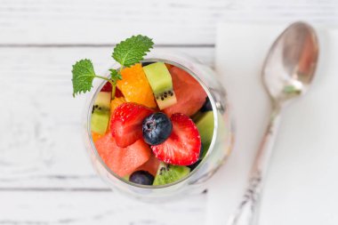 Bardakta taze meyve salatası