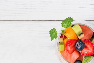 Cam taze meyve salatası. Kopya alanı
