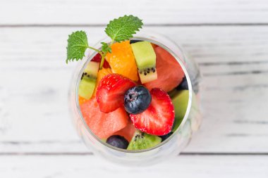 Bardakta taze meyve salatası
