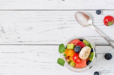 Cam taze meyve salatası. Kopya alanı