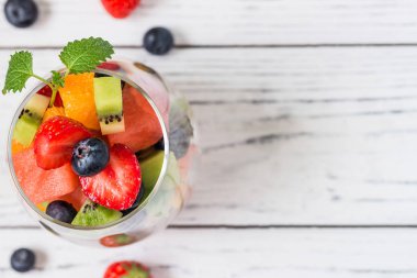 Cam taze meyve salatası. Kopya alanı