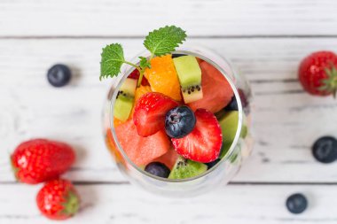 Bardakta taze meyve salatası