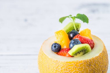 Ahşap masa kavun meyve salatası. Kopya alanı