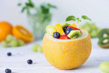 Ahşap masa kavun meyve salatası