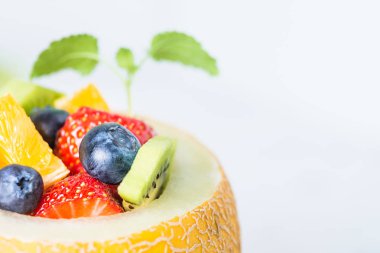 Ahşap masa kavun meyve salatası. Kopya alanı