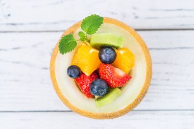 Ahşap masa kavun meyve salatası. Üstten Görünüm