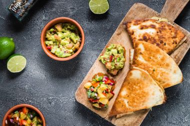 Izgara quesadillas (ekmeği) ile salsa, guacamole. Koyu arka plan
