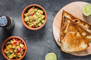 Izgara quesadillas (ekmeği) ile salsa, guacamole. Koyu arka plan