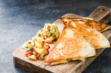 Izgara quesadillas (ekmeği) ile salsa, guacamole. Koyu arka plan