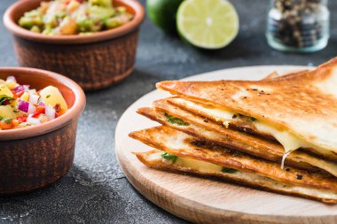 Izgara quesadillas (ekmeği) ile salsa, guacamole. Koyu arka plan