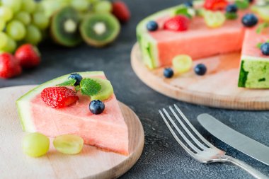 Karpuz pizza dilimi ile meyve, koyu arka plan