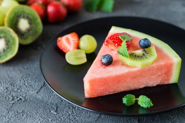 Karpuz pizza dilimi ile meyve, koyu arka plan