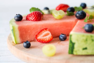 Karpuz pizza meyve ile ahşap tahta üzerinde kesme yakın çekim