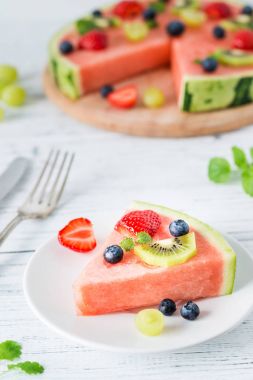 Karpuz pizza dilim meyve, beyaz tahta arka plan ile