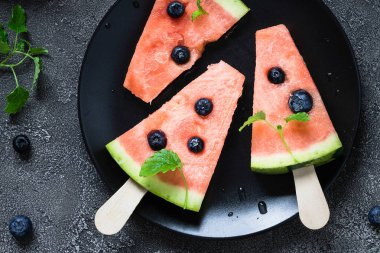 Blueberry ile karpuz dondurmayı. Tatlı snack kavramı. Üstten Görünüm