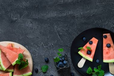 Blueberry ile karpuz dondurmayı. Tatlı snack kavramı. Üstten Görünüm