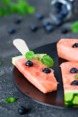 Blueberry ile karpuz dondurmayı. Tatlı snack kavramı. Yakın çekim