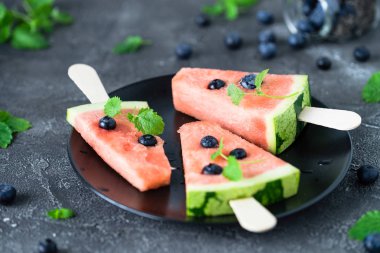 Blueberry ile karpuz dondurmayı. Tatlı snack kavramı. Seçici odak