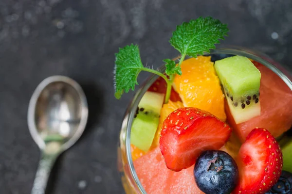 Cam taze meyve salatası. Üstten Görünüm