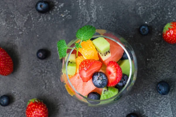 Cam taze meyve salatası. Üstten Görünüm