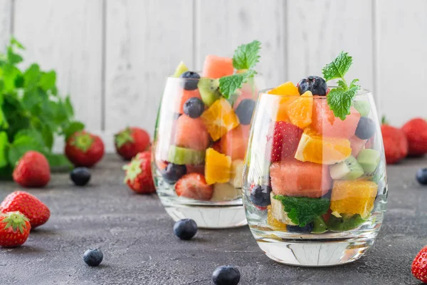 Bardakta taze meyve salatası