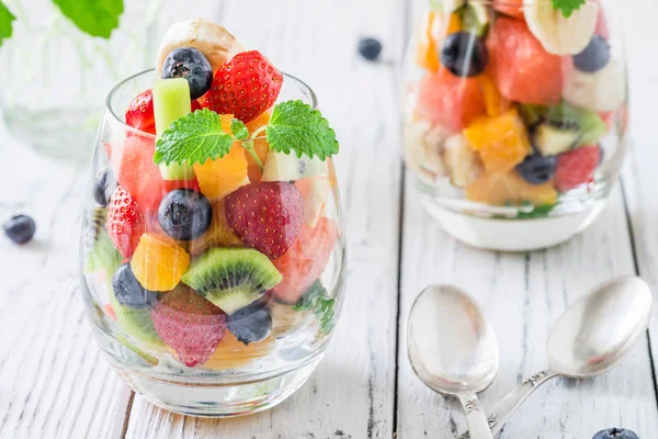 Gözlüklü taze meyve salatası