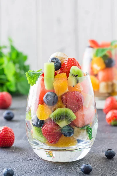 Bardakta taze meyve salatası