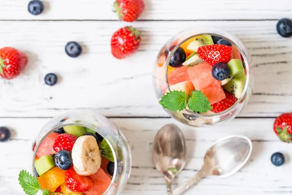 Gözlüklü taze meyve salatası