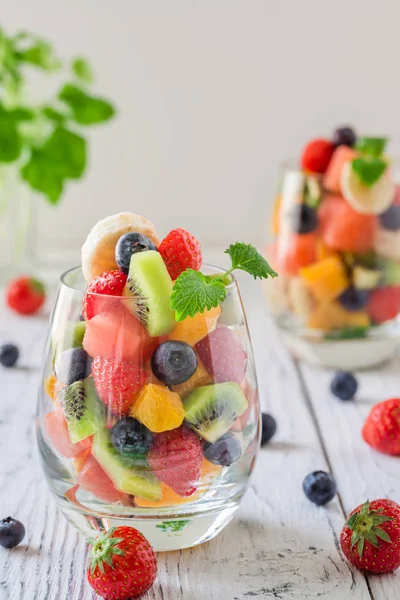 Gözlüklü taze meyve salatası
