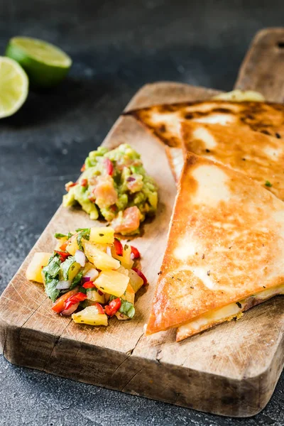 Izgara quesadillas (ekmeği) ile salsa, guacamole. Koyu arka plan