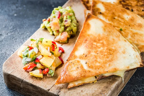 Izgara quesadillas (ekmeği) ile salsa, guacamole. Koyu arka plan