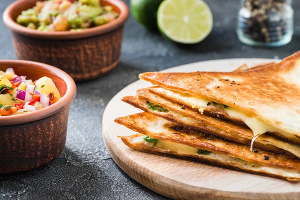 Izgara quesadillas (ekmeği) ile salsa, guacamole. Koyu arka plan