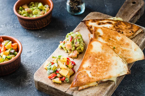 Izgara quesadillas (ekmeği) ile salsa, guacamole. Koyu arka plan