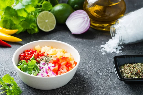 Biber, soğan, nane değil karışık ananas salsa