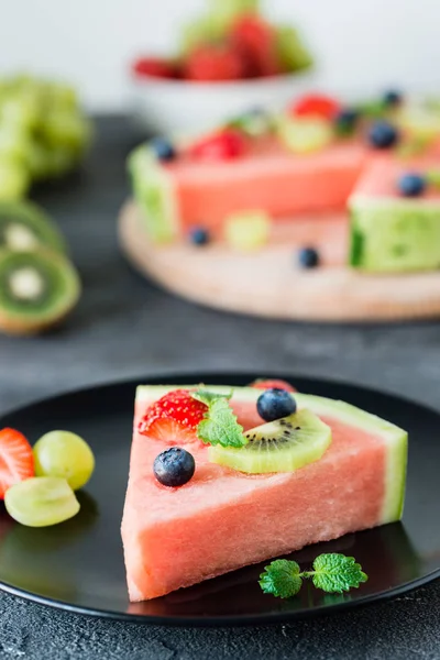 Karpuz pizza dilimi ile meyve, koyu arka plan