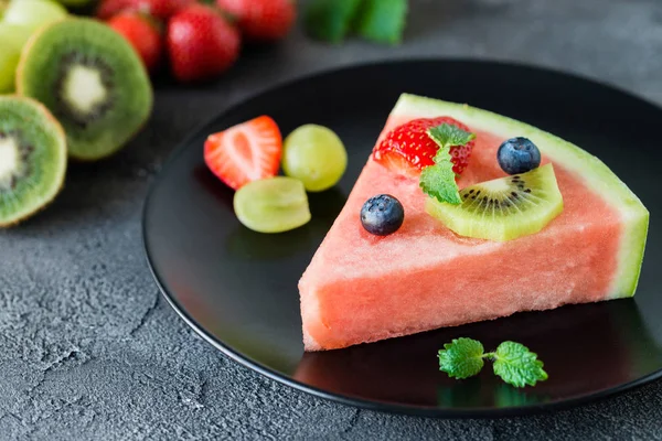 Karpuz pizza dilimi ile meyve, koyu arka plan