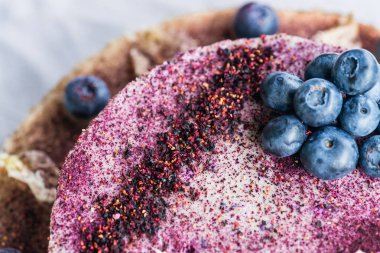 Ham yaban mersinli cheesecake. Sağlıklı el yapımı tatlı. Beyaz arka plan