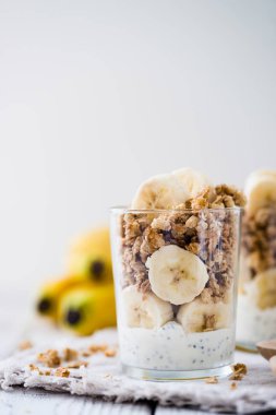 Chia puding parfait, katmanlı muz, Yoğurtlu granola. Kopya alanı