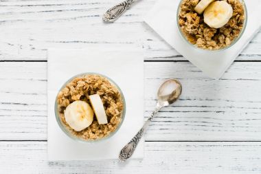 Muz, parfe yoğurt granola. Üstten Görünüm