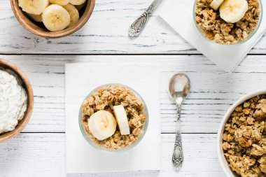Chia puding parfe yoğurt, muz, granola. Üstten Görünüm