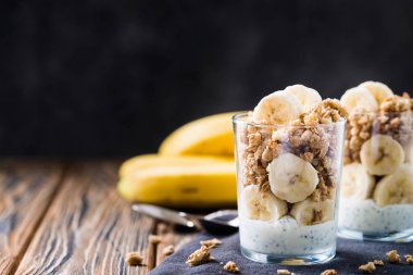 Chia puding parfait, katmanlı muz, Yoğurtlu granola. Kopya alanı