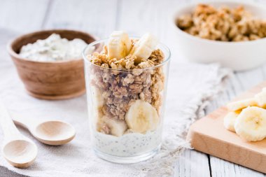 Chia puding parfait, katmanlı muz, Yoğurtlu granola. Sağlıklı kahvaltı