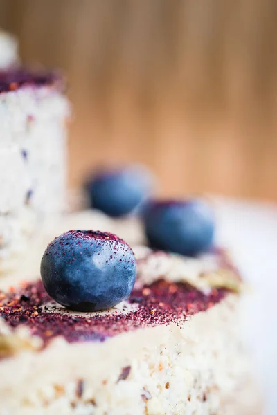 Ham yaban mersinli cheesecake. Sağlıklı el yapımı tatlı. Beyaz arka plan