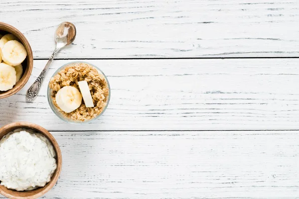 Yoğurt chia, muz, granola parfe. Üstten Görünüm, kopya alanı