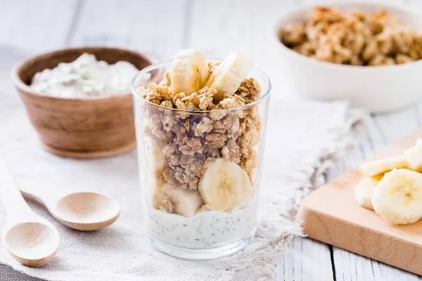 Chia puding parfait, katmanlı muz, Yoğurtlu granola. Sağlıklı kahvaltı