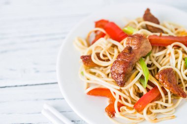 Szechuan karıştırın kızarmış baharatlı domuz eti kırmızı biber ve yeşil soğan ile. 