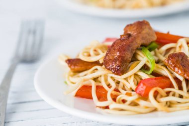 Kırmızı biber ve yeşil soğan ile kızarmış baharatlı domuz üzerinde beyaz w ilave edin.