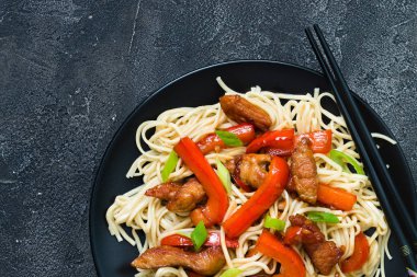 Szechuan karıştırın kızarmış baharatlı domuz eti kırmızı biber ve yeşil soğan ile. 