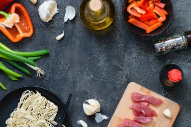 Asya baharatlı domuz etinin karanlık backg yemek için taze ham maddeler