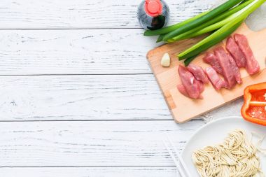 Beyaz tahta üzerinde Asya baharatlı domuz eti yemek için taze ham maddeler